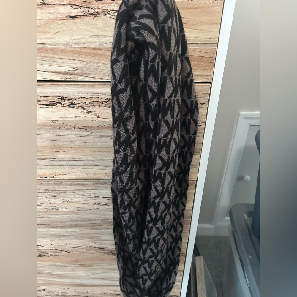 Michael Kors Black and Grey Patterned Scarf